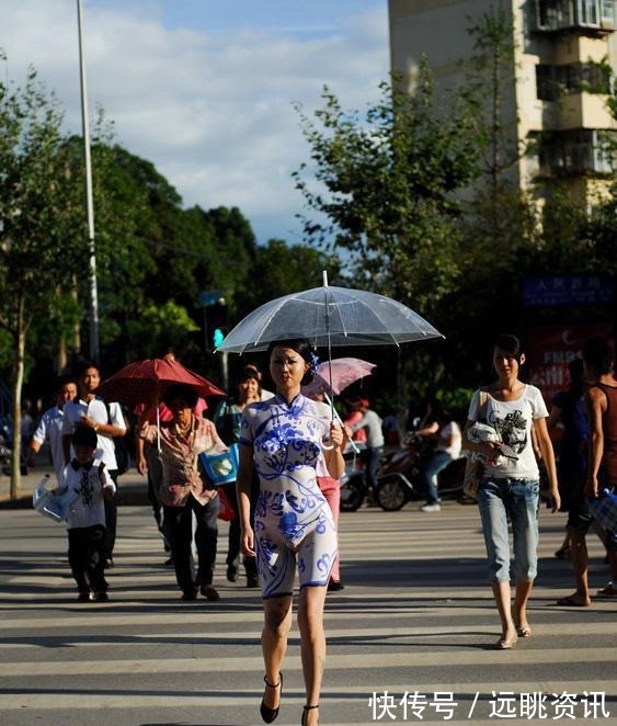 全身|19岁女生尝试全身彩绘后在街上闲逛，公交站被发现尴尬了