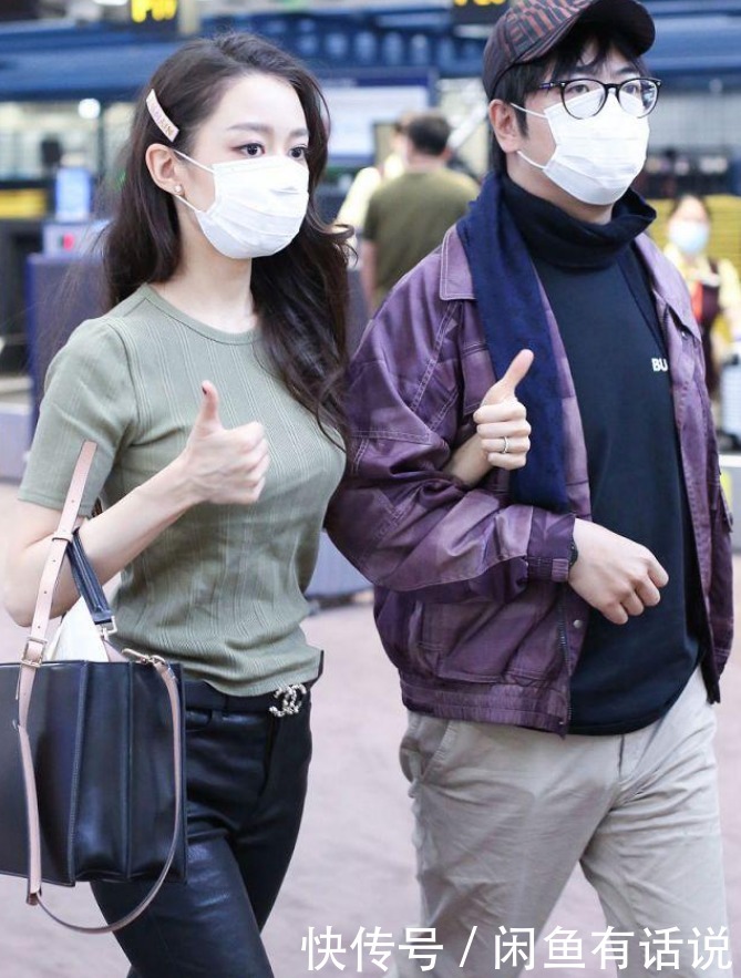 腿裤|吉娜产后恢复神速，又穿针织衫紧身裤秀身材，扎丸子头不像孩子妈