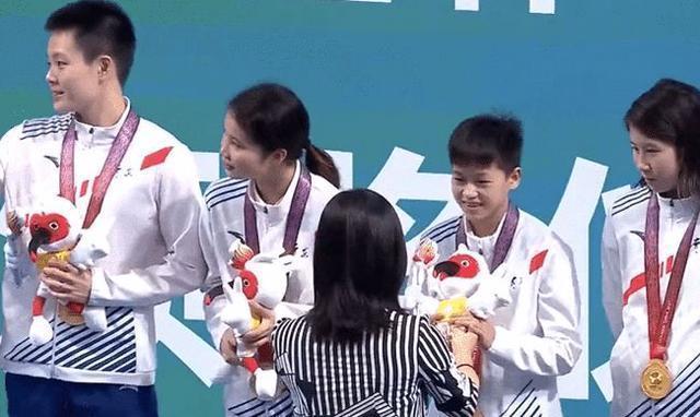 天才少女|32天后全红婵再夺冠!颁奖嘉宾和14岁天才唠不停,红姐被逗笑了