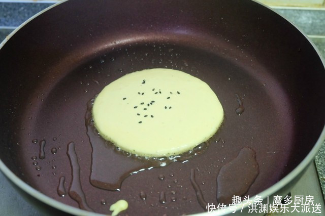 款玉米面饼|玉米面饼简单又好吃,搅一搅拌一拌,3分钟煎一锅,香软营养好