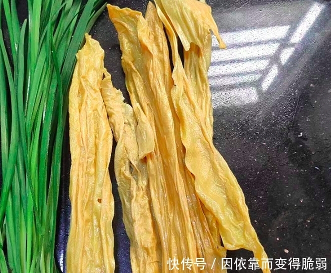 春天这两素菜一起炒，不放肉也很香，大人孩子都喜欢