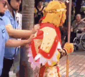 |搞笑GIF：来人啊有人要打我，没有三万我是起不来了！