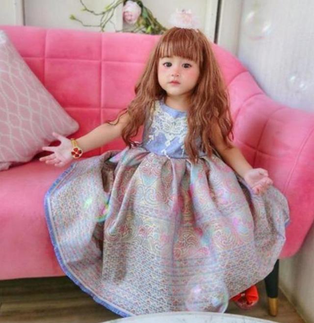 洋娃娃|3岁女童因太美而走红,被人误认为是洋娃娃,没想到妈妈颜值更高