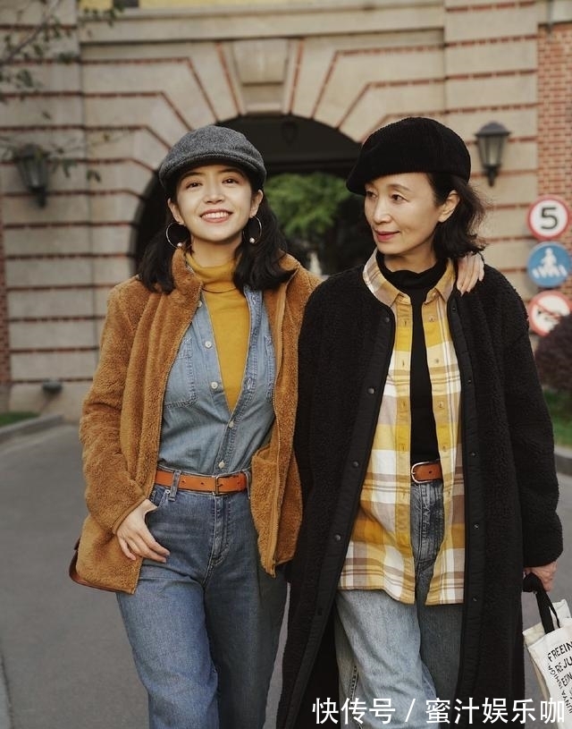 直筒裤 “神仙母女”真是叠穿高手,羊羔毛外套+衬衫+打底衫造型,美炸了