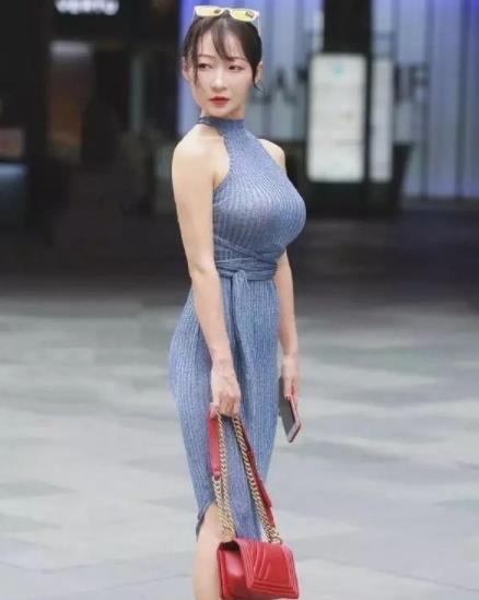 甜美|长发飘飘的美女，笑容甜美，走在街上回头率超高