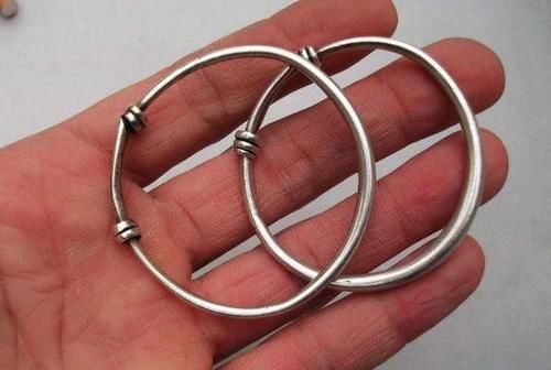 很多女性佩戴的银手镯，只是为了好看吗？还是对身体有什么好处？