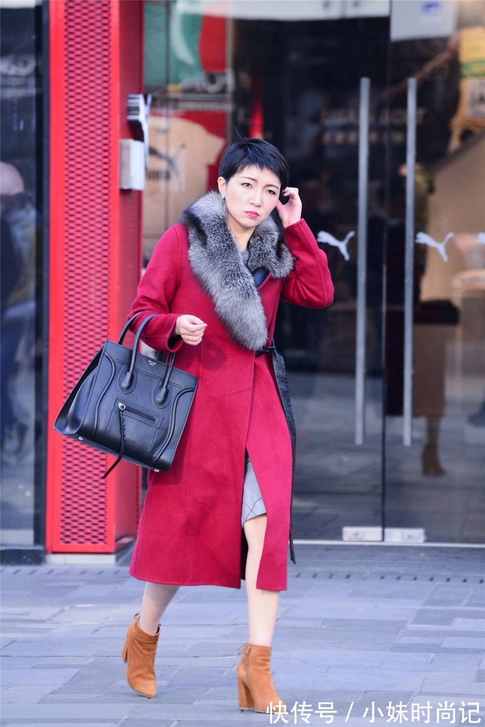 大衣 一款红色的长款大衣,自带着显瘦效果,搭配高跟短靴衬托身材