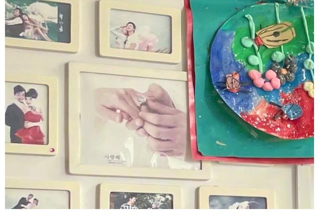 婚纱照|黄晓明晒与家人合照，现场未见baby和小海绵，身后婚纱照成功抢镜