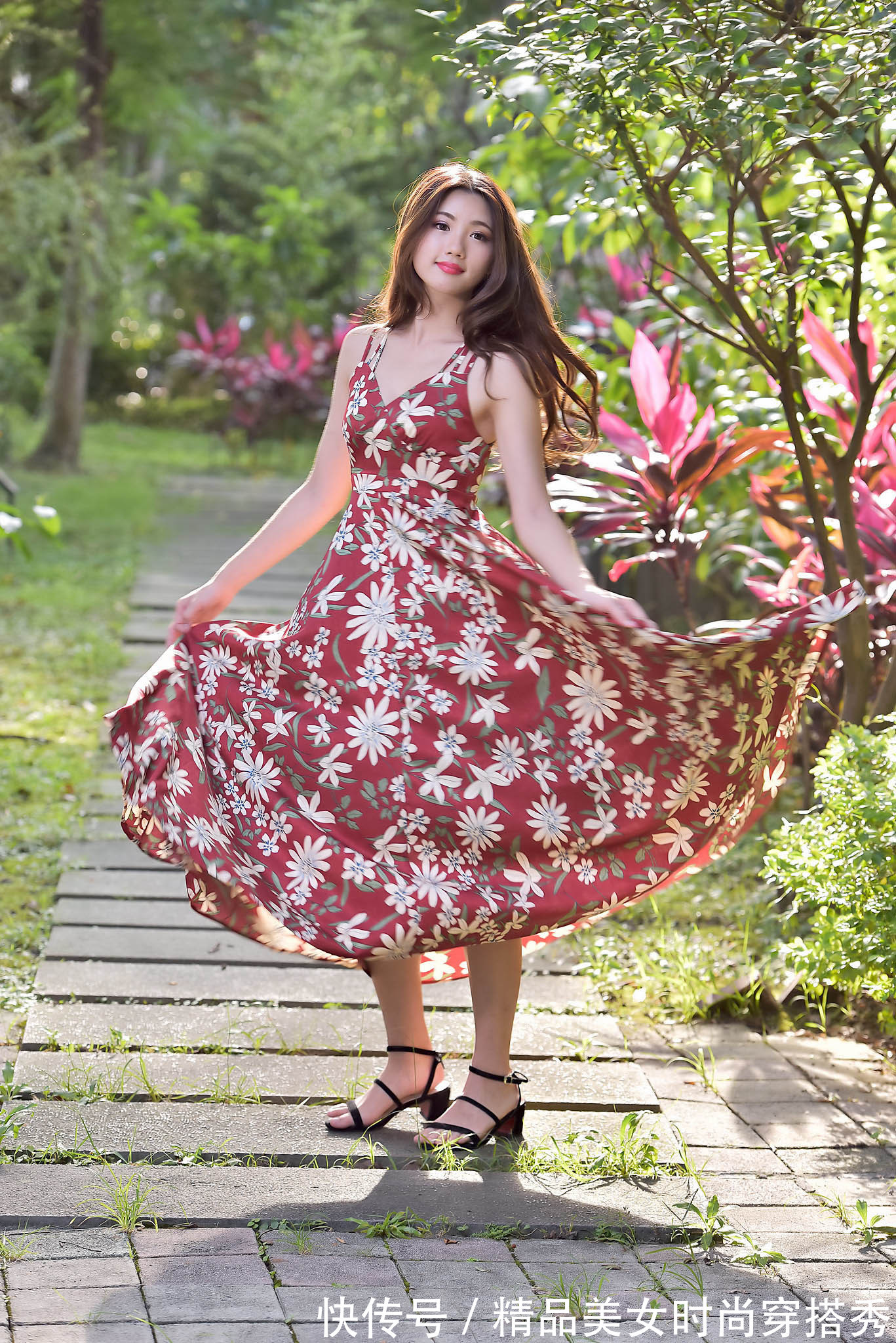 裙摆|碎花的吊带连衣裙,明亮的黄色很是显眼,很显活泼靓丽