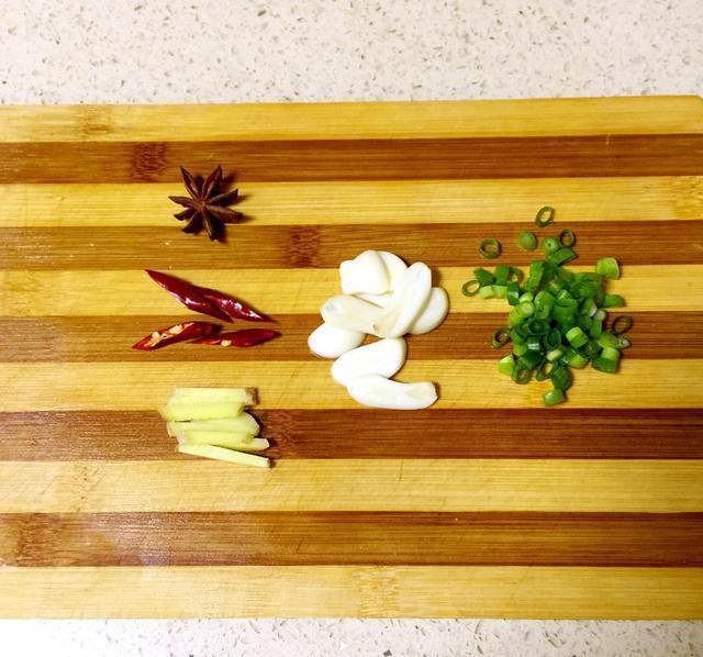 大虾除了煮着吃,还有一道经典做法,春节家宴露一手,全家都爱