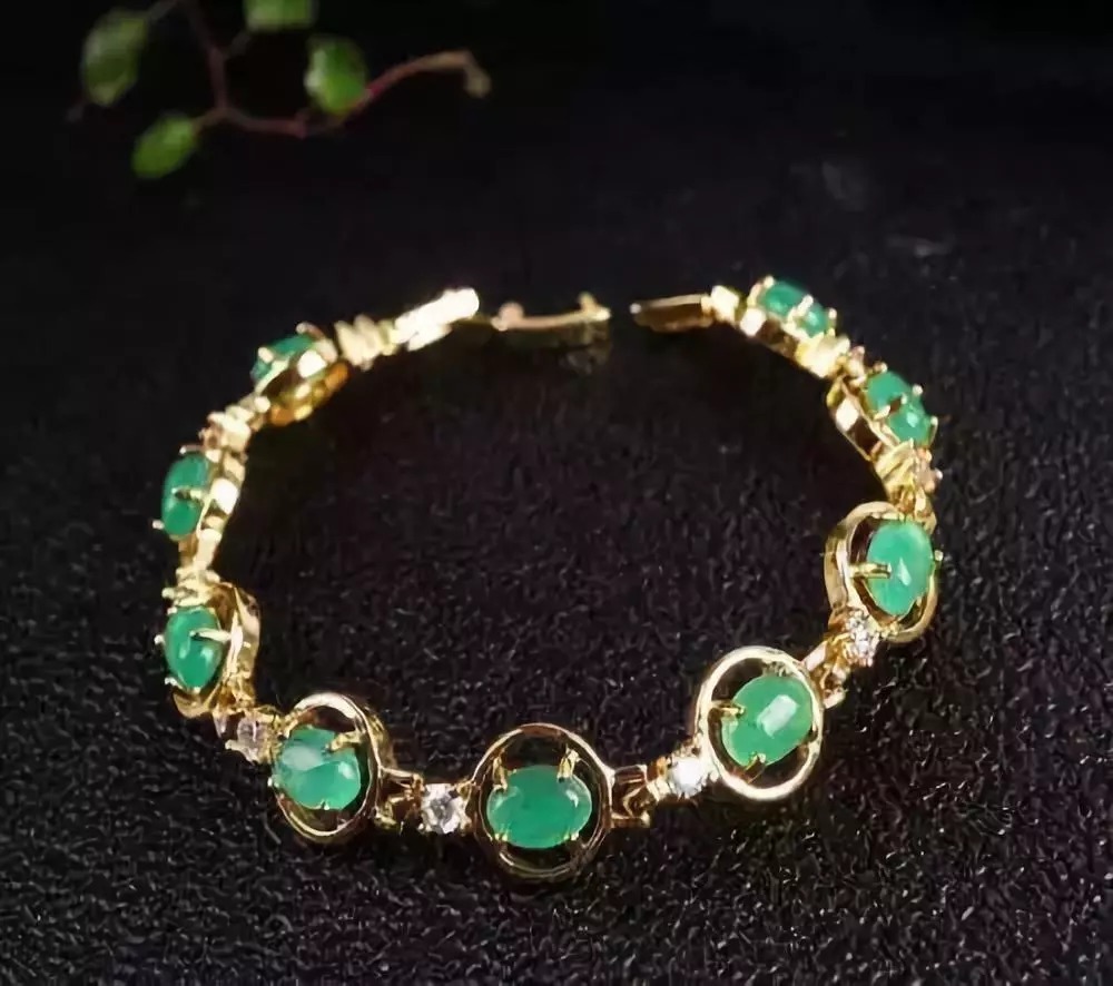 放进|3万买来的手镯不小心磕断了,是放进盒子封尘,还是……