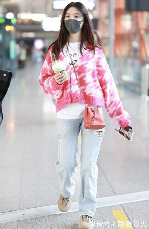 林允 小姐姐穿粉红色开衫毛衣,尽显青春活力,不失甜美可爱