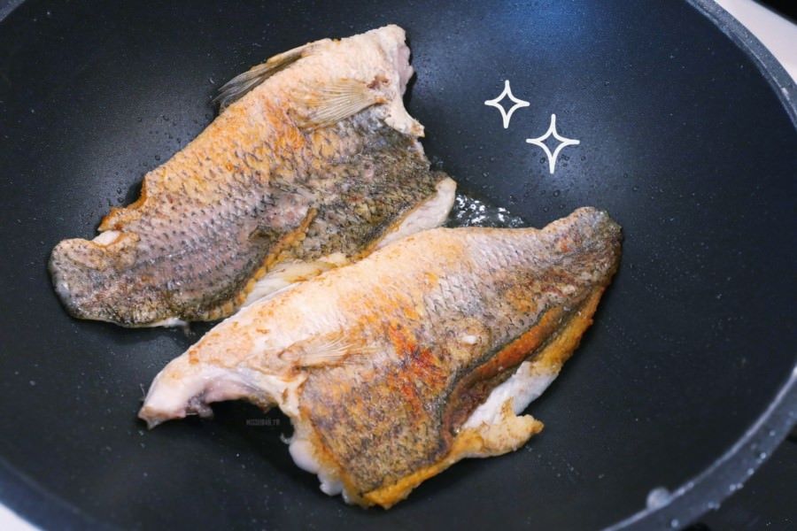 煎鱼时“最怕”先开火后倒油,60岁大厨教你1招,肉质鲜嫩不破皮