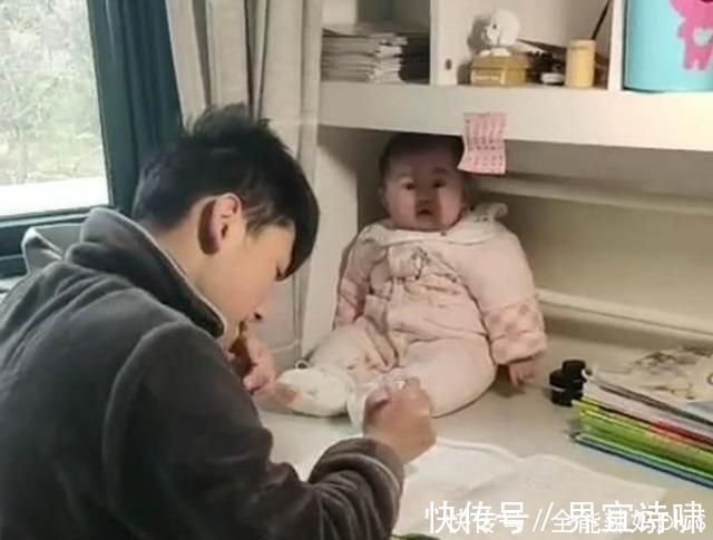 情谊|“超黏人妹妹”走红,藏到桌角也要看哥哥写作业,乖巧似吉祥物