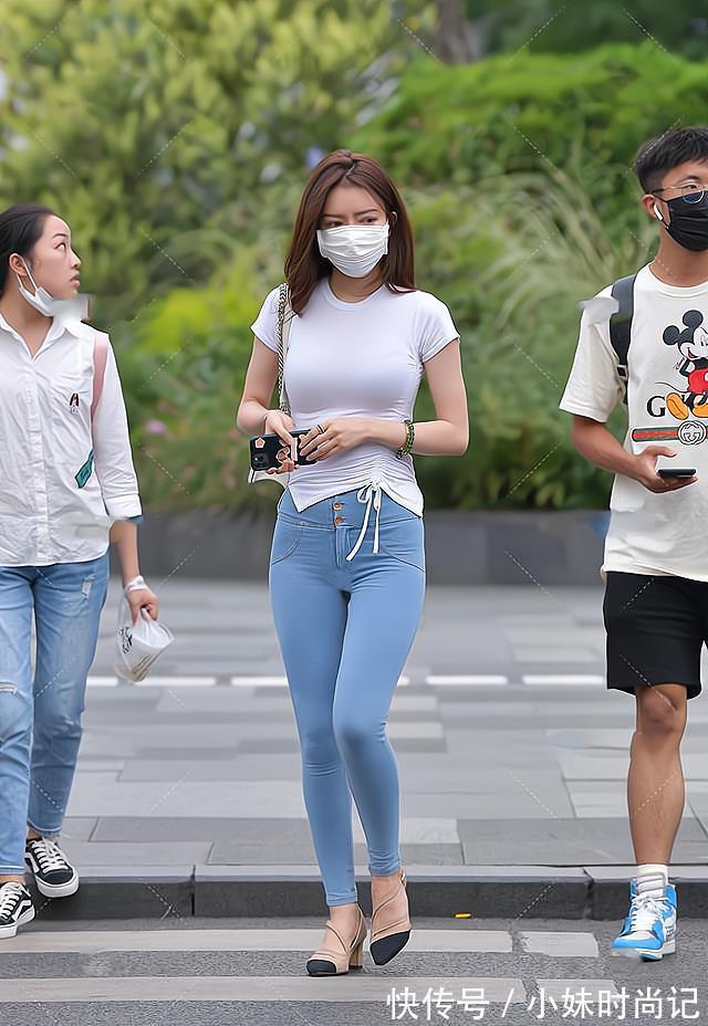 休闲 褶皱T恤搭配无痕牛仔裤,休闲中又不失时尚美感,可盐可甜