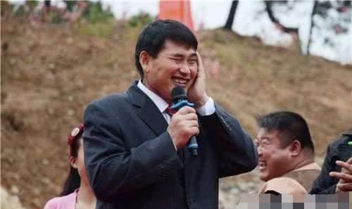 花架子|朱之文写书法闹笑话:写错字还不听劝,拿笔的姿势也是花架子