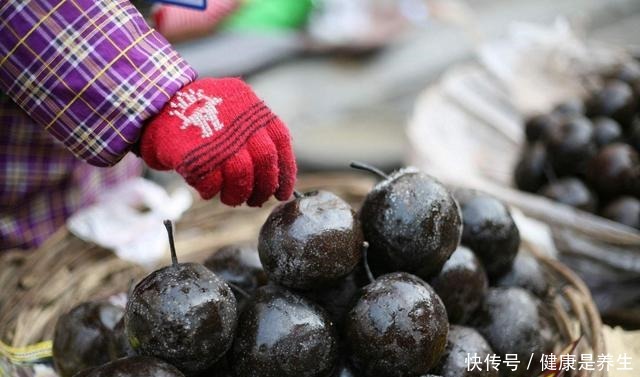 小伙网购东北冻梨,试吃后表示很失望,看到吃法后东北人已笑趴