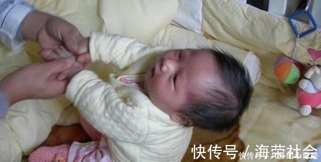 发育|抬头、翻身、独坐、行走，1岁前宝宝大运动发育规律，你娃达标吗