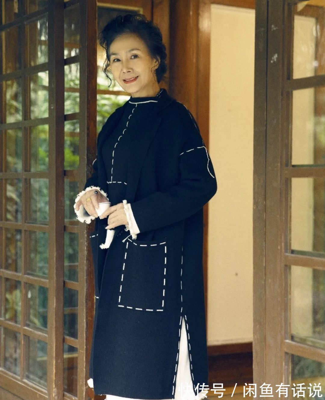 黑裤 岁月不败美人,65岁阿姨的黑白穿搭好美,和1米95儿子同框太惊艳