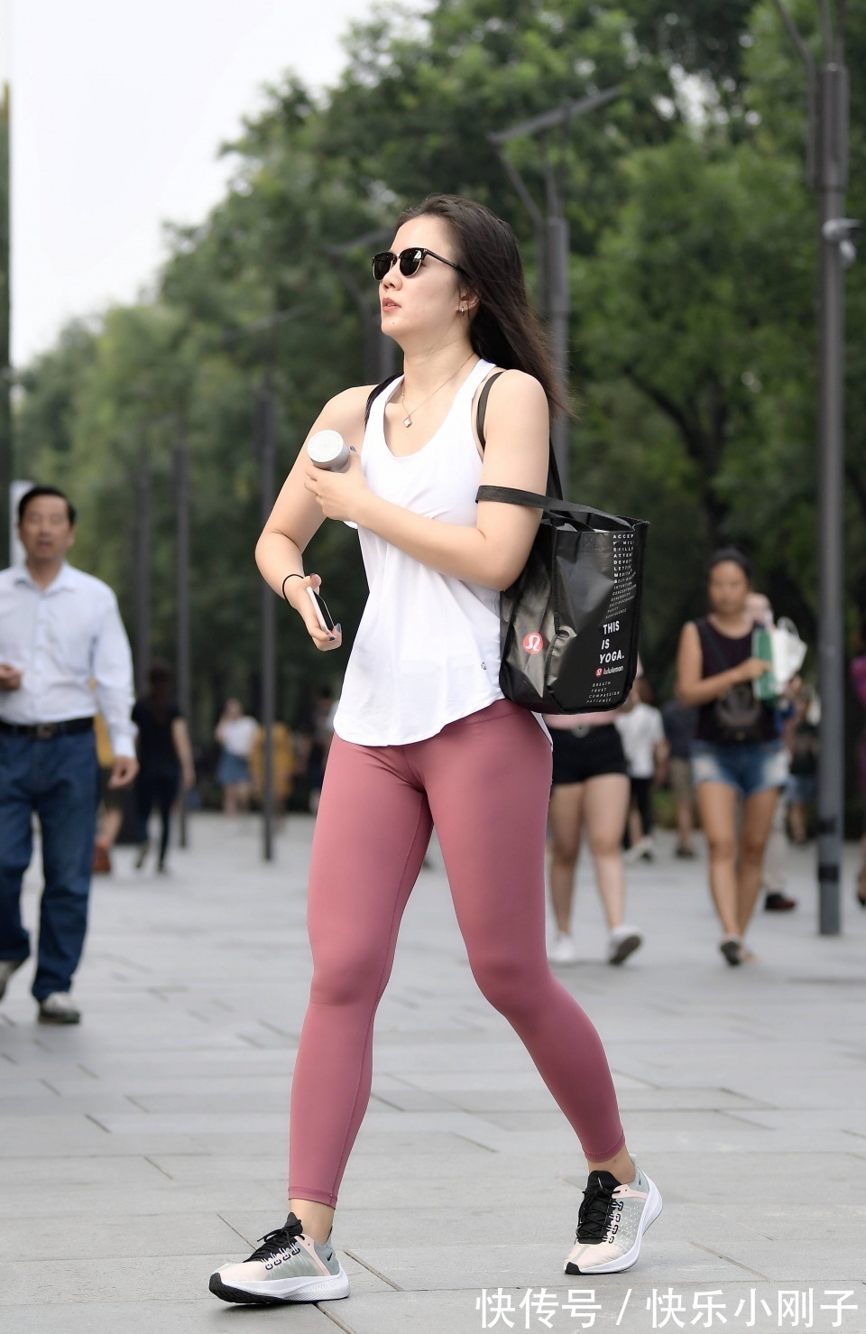 美女|选择瑜伽裤,是因为对自己的身材自信,搭配出运动风