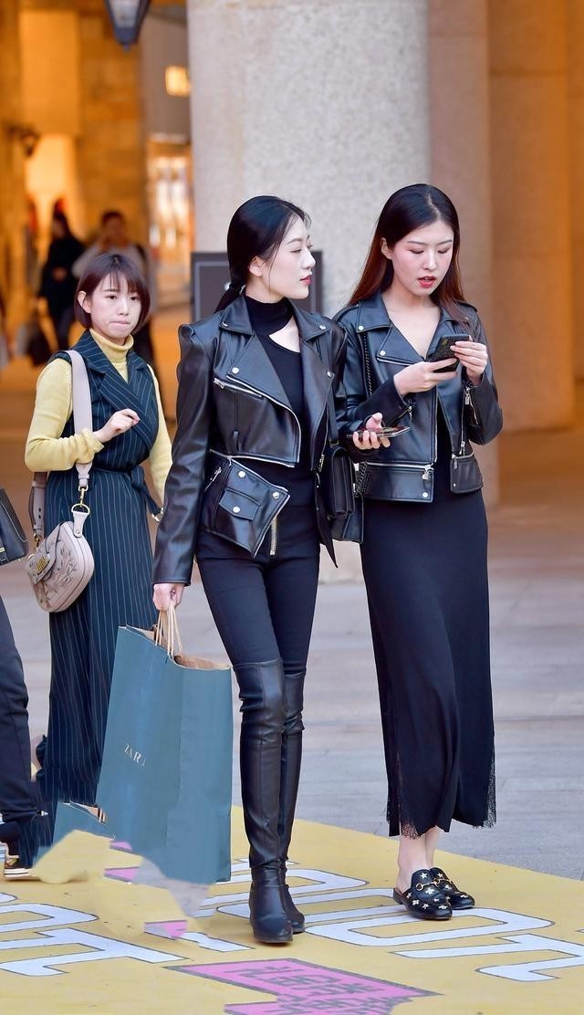 皮衣|时尚穿搭:下身两款不同的服装,搭配皮衣,展现刚柔并济之美