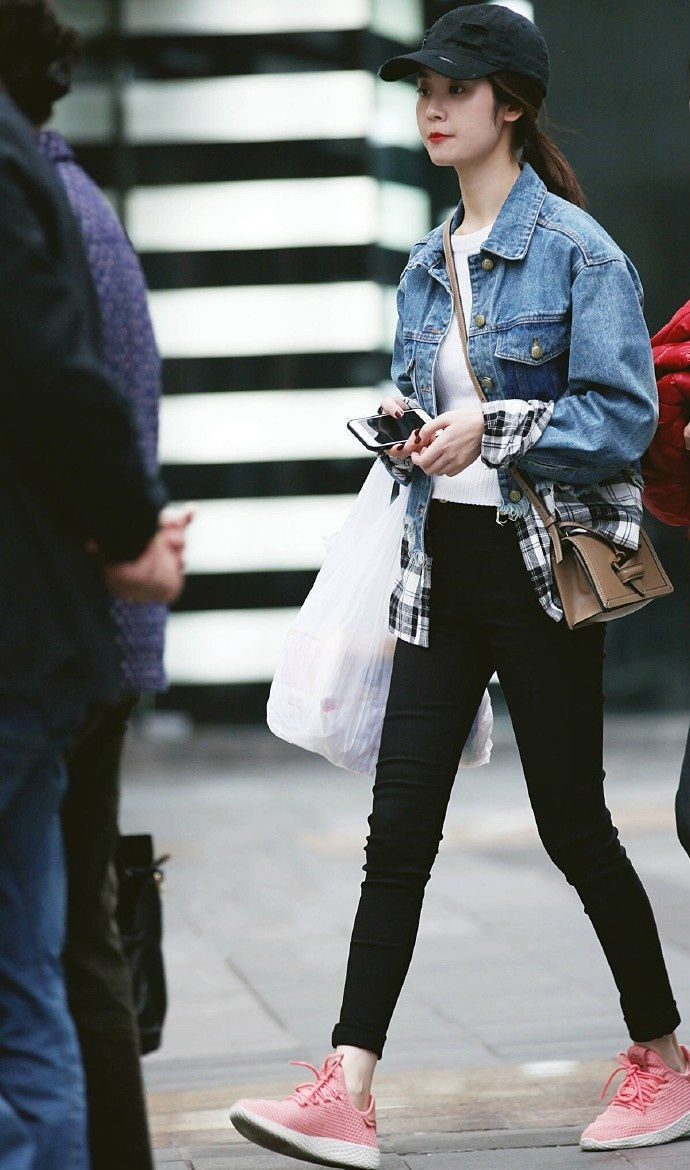 街拍:身材苗条气质很好的美女,浅色的休闲衫很有女人味