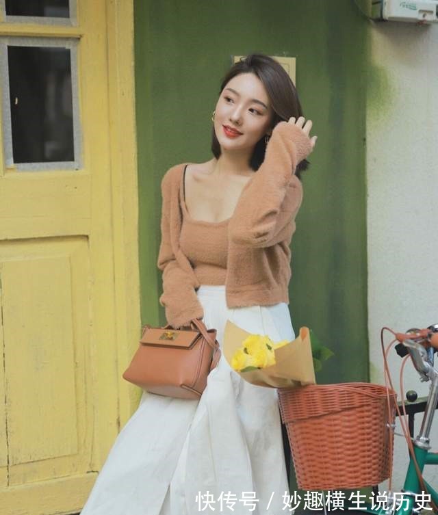 T恤 微胖女生怎么穿才好看西服外套搭配T恤和黑色短裤,显高又显瘦