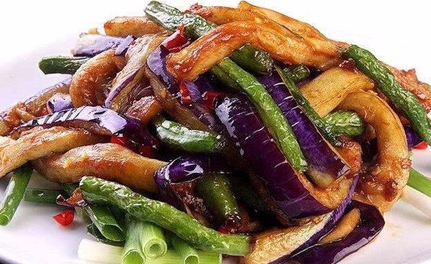 爆炒茄子，别直接下油锅炒！简单三招，不油不腻很入味