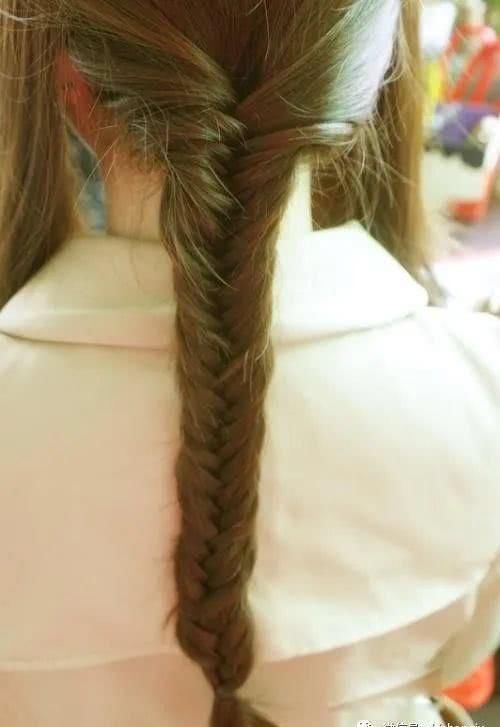 2款简单的长发发型扎法,让你瞬间变得美丽动人