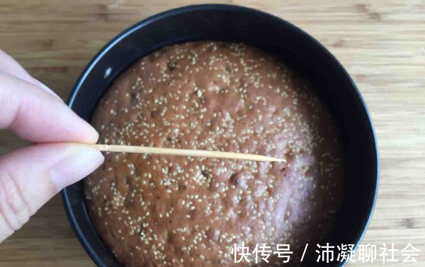 家里有面粉和大枣,就能做枣糕,比蛋糕简单香甜,新手一做就成功