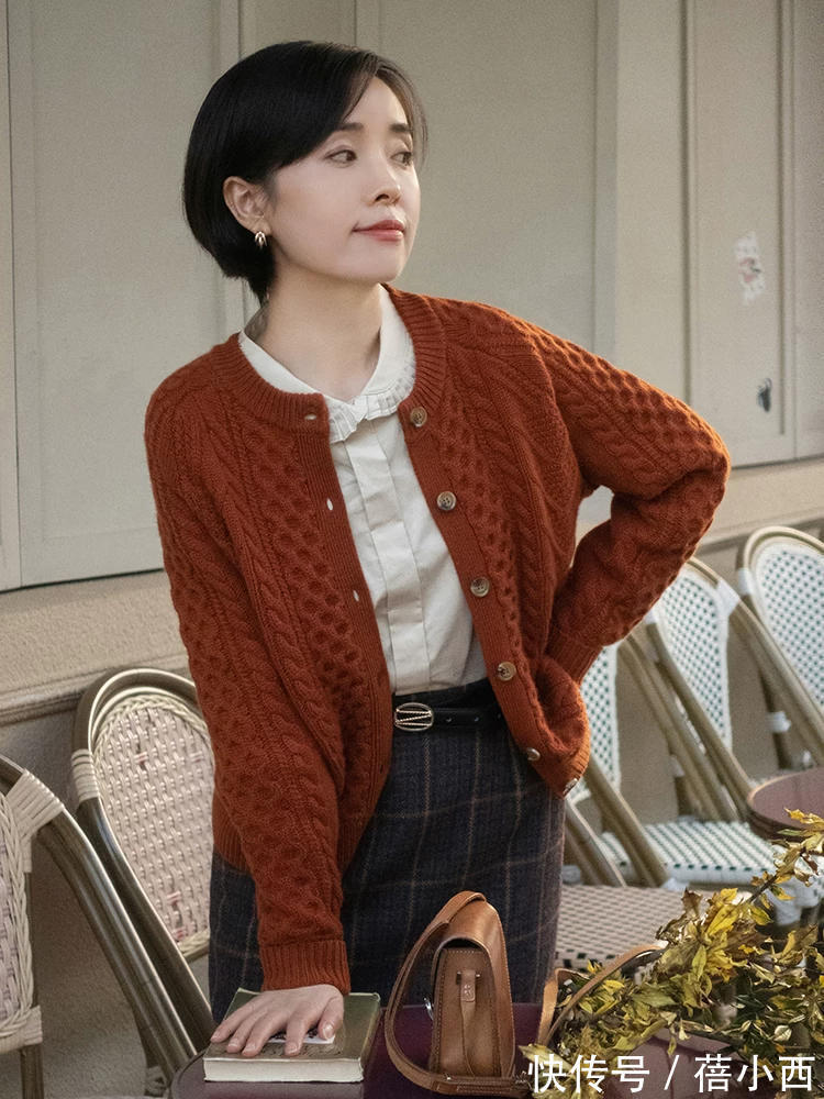 博主|少女感过时了,40岁的女性还是要多穿“毛衣开衫”,优雅又大气
