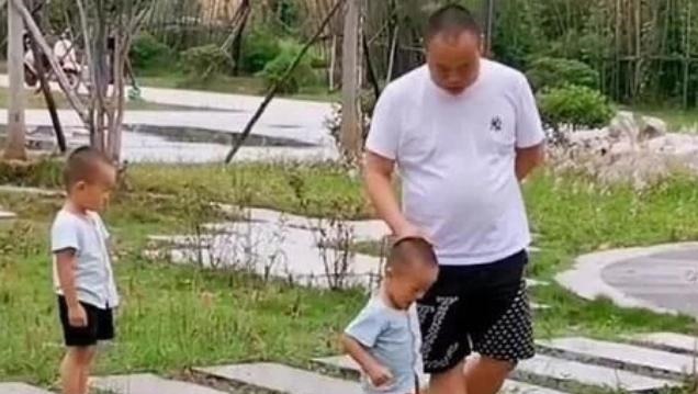 儿子|爸爸带双胞胎儿子出去玩,快天黑了都没回家,妈妈找到后哭笑不得