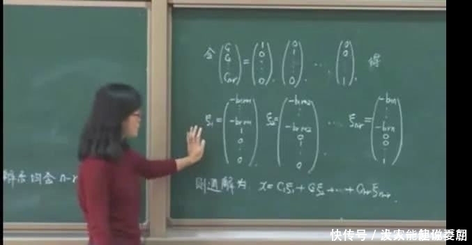 大学美女数学老师的板书堪比“印刷体”，字迹工整规范以致无人逃课