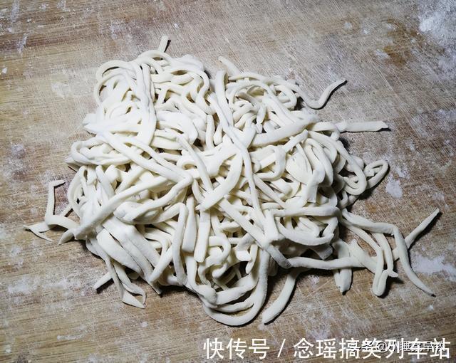 口感|家常手擀面好吃有窍门,多加一把豆面,面香浓郁,口感劲道又爽滑