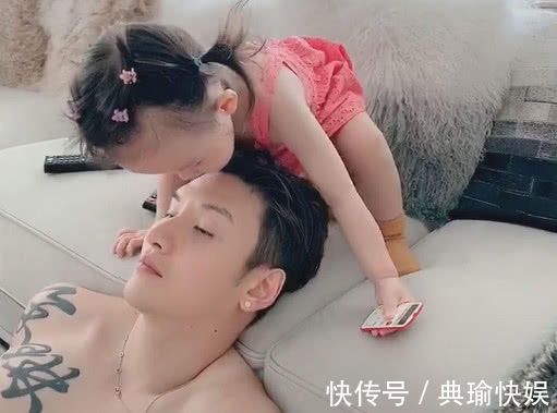 抱抱|奶爸被小情人“小鸡啄米”火了,网友娃好可爱,好想抱抱她爸爸