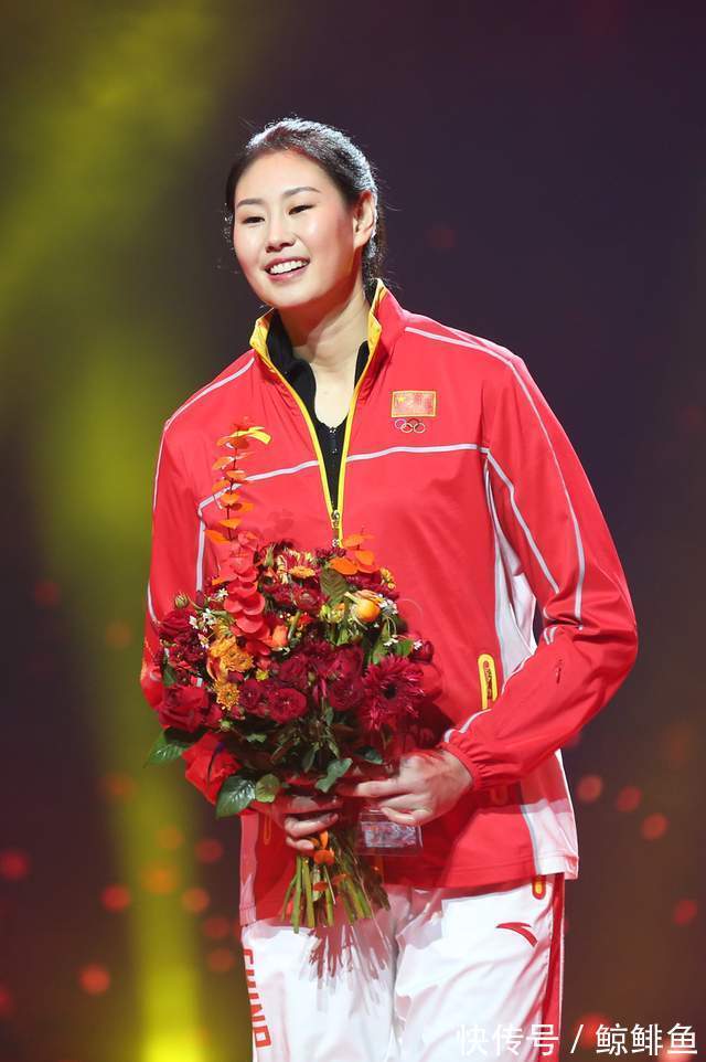 副攻|師徒勝似母女！顏妮曬與郎平相擁照，若無郎平她或難有今日成就