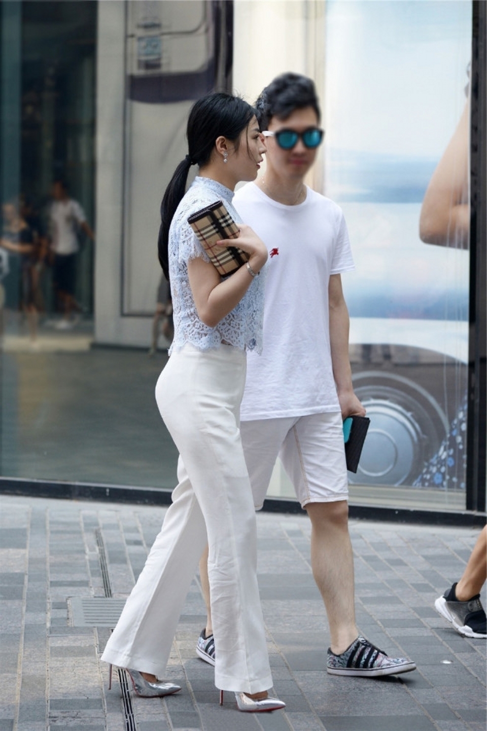 路人街拍,小姐姐穿着一条白色的休闲裤,气质轻熟知性