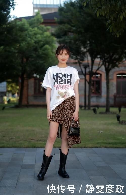 露肩装|美女穿一条粉色的百褶裙,穿出青春洋溢的时尚范