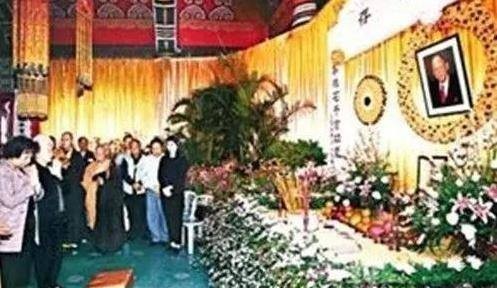 花圈|张学良去世，104岁宋美龄送一花圈，上面4字暴露两人真实关系