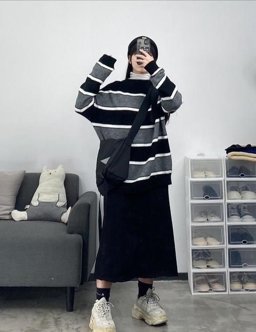 秋天的半身裙千万不要收起来!试试搭配毛衣和卫衣,时髦又高级