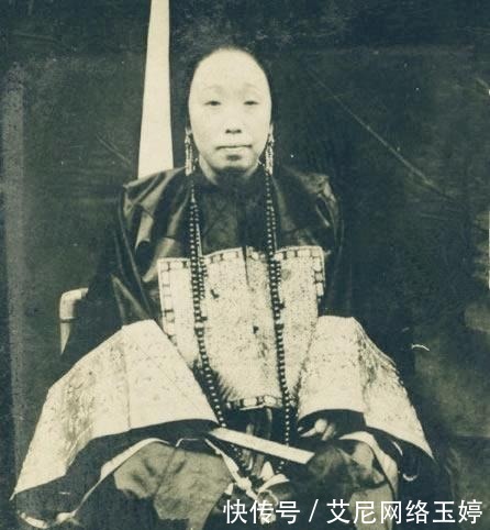 晚清|罕见老照片:身穿官服的晚清诰命夫人,霸气十足,网友却感觉瘆人