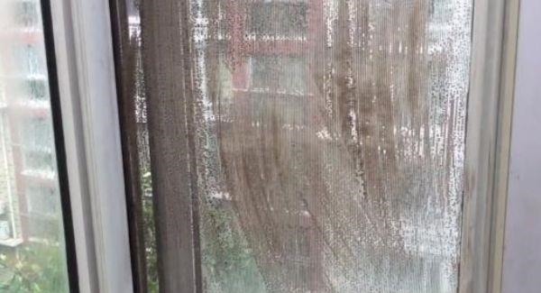 纱窗脏了根本不用拆下来洗,只需用一根香烟,纱窗立马干净如新