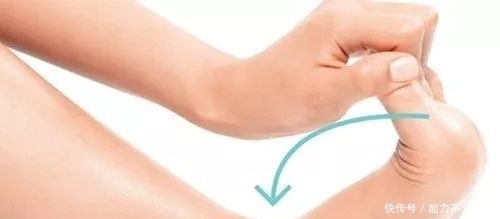 低头摸脚,百病治好,很多病在脚上都有开关,只是你不知道!