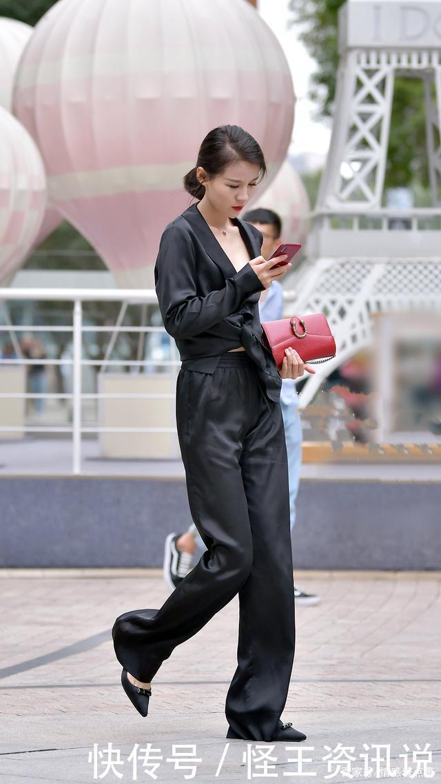 保暖效果|美女选择黑色系套装,再搭配高跟鞋,凸显职业女性优雅的气质