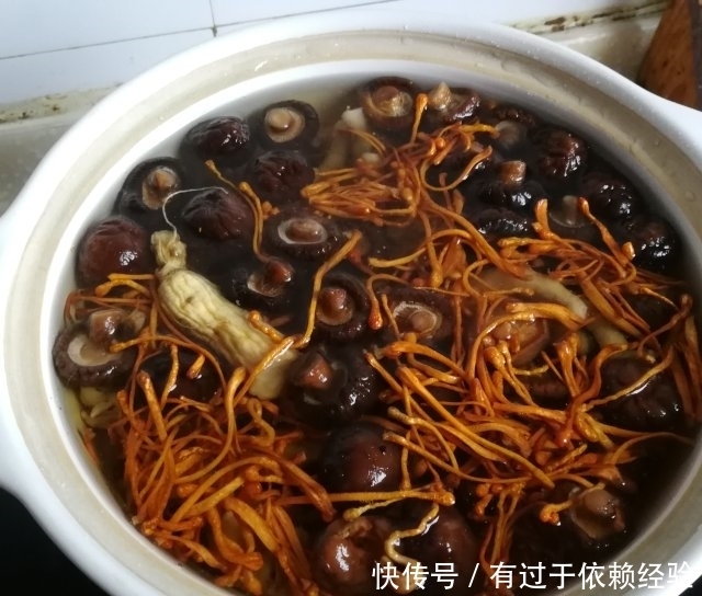 鲜香炖土鸡，满屋子香气，记忆中柴火鸡的味道