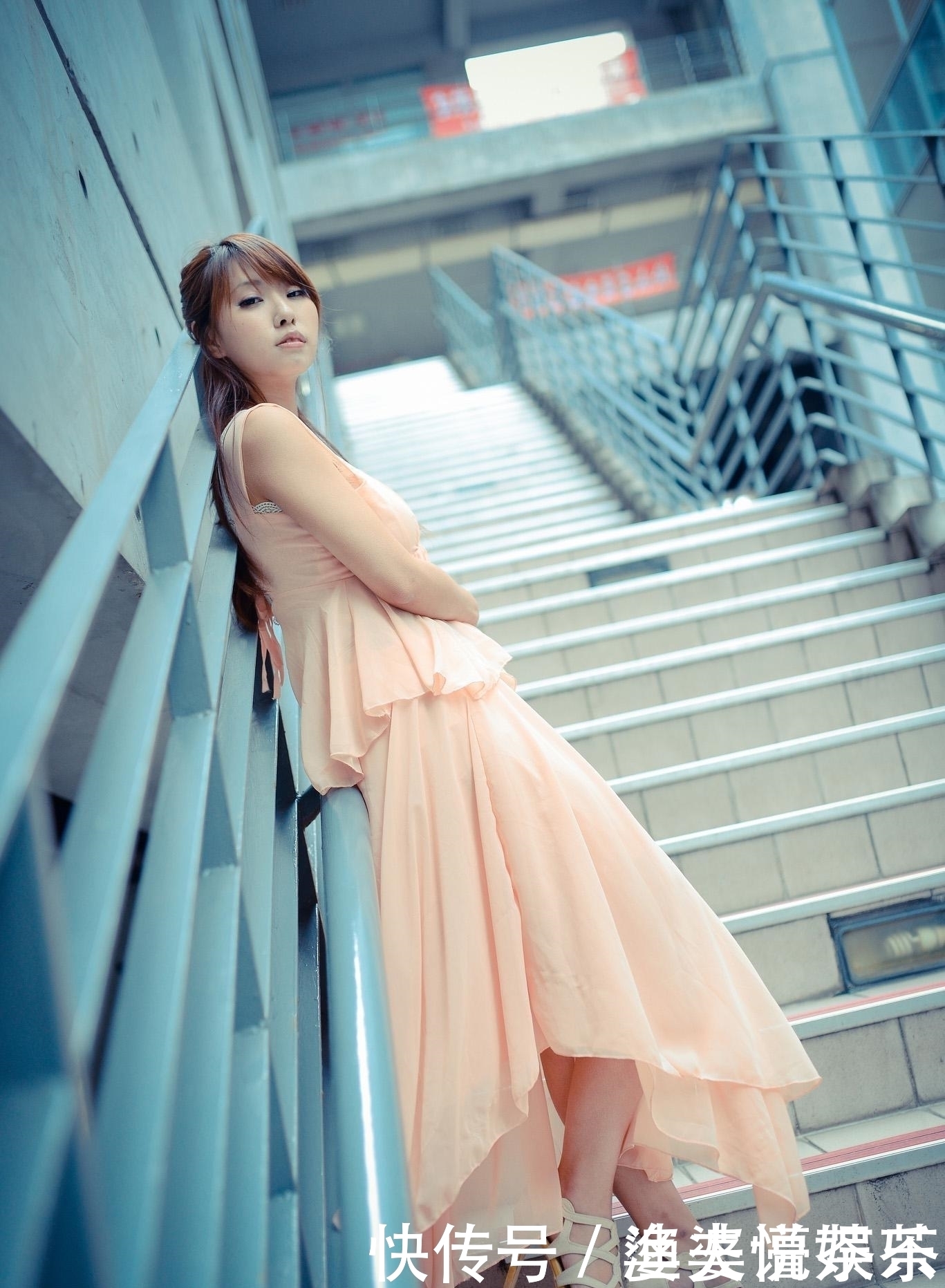 时尚穿搭推荐:时尚美女唯美写真,青春、靓丽,简直美爆了