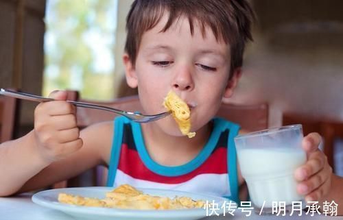 喝奶|孩子早上先喝奶还是先吃饭?顺序错了可能影响发育,家长要分清楚