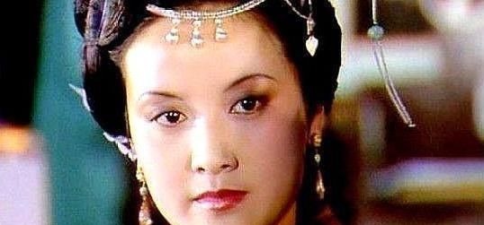 薛姨妈@贾府有一位真正的名媛,见惯了大世面,王熙凤在她跟前就是小儿科