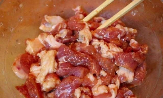 腌肉别只知道用淀粉，这两样也不能少，肉更滑嫩，还不粘锅