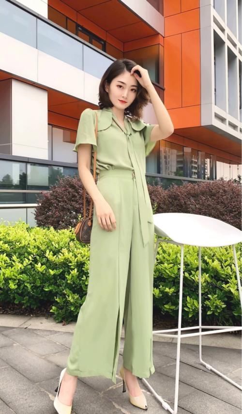 靓丽小姐姐:连衣裙的颜色清纯又靓丽,彰显优雅气息